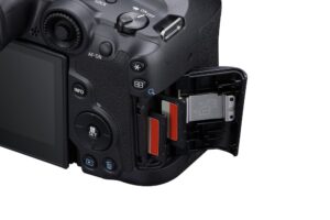 Canon EOS R7 FrontSlantLeft L311 Cardslot