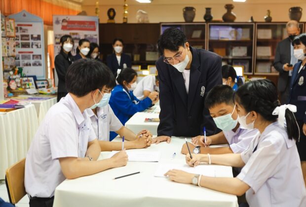 คุณครูสอนนักเรียนที่ รร.สามัคคีวิทยาคม จ.เชียงราย